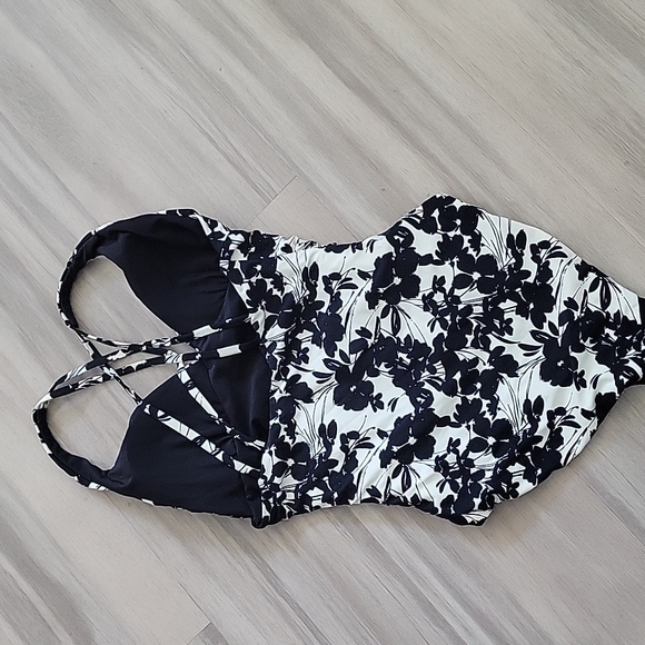 One piece - Picture 2 of 4